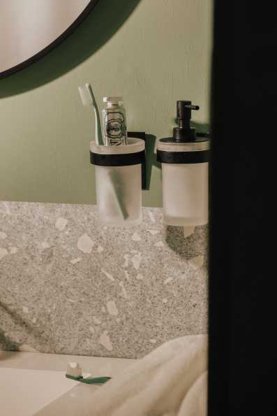 COUNTERTOP BRUSH-HOLDER