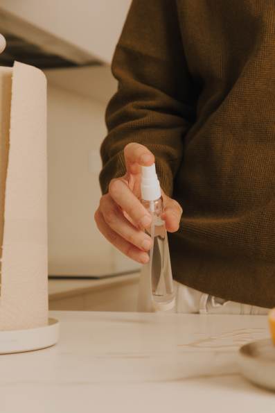 Kitchen paper holder with integrated spray