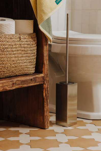 FREE STANDING TOILET BRUSH