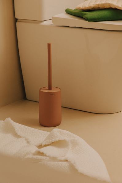 Free standing toilet brush