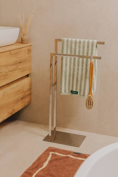 FREE-STANDING TOWEL RACK