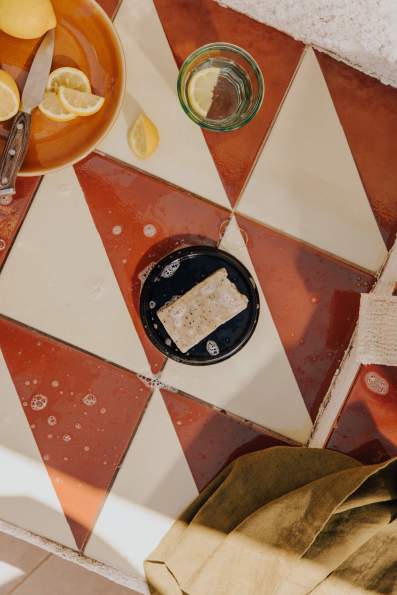 FREE STANDING SOAP DISH