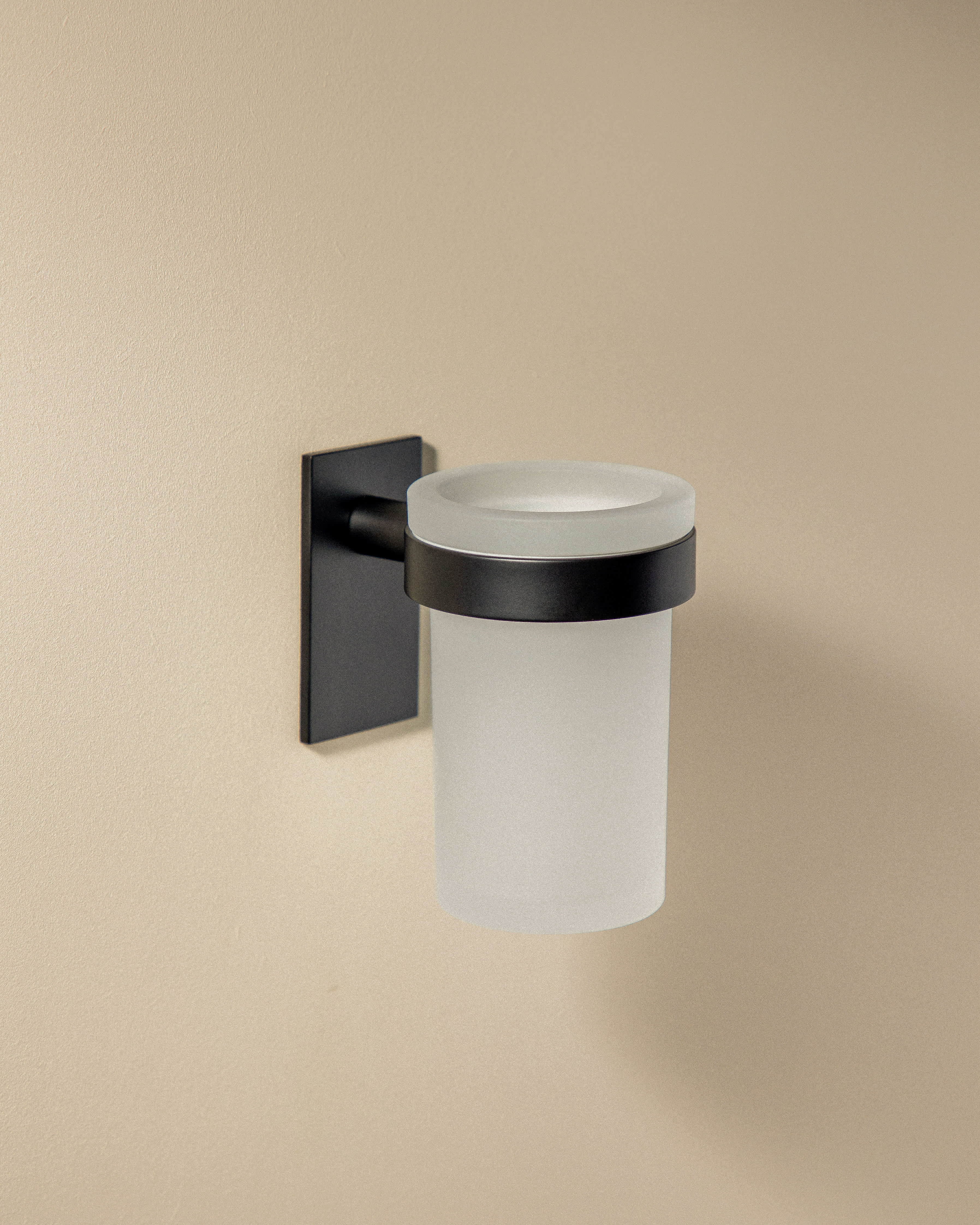 COUNTERTOP BRUSH-HOLDER